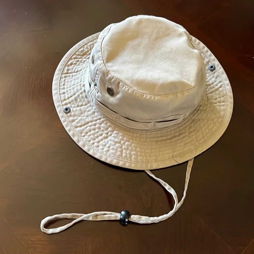 Bonnie Hat Men’s fabric khaki color side snaps and adjustable strap size small